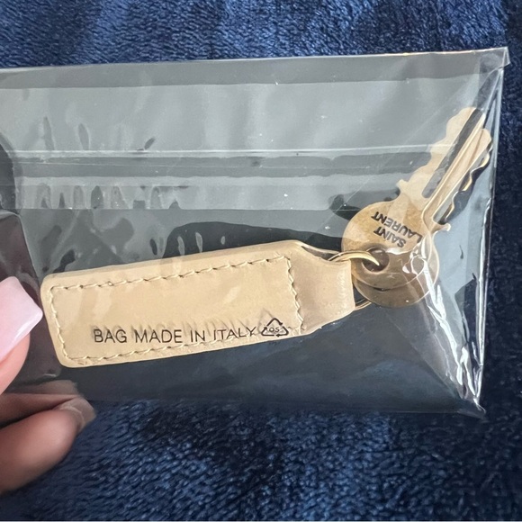 Saint Laurent SAC DE JOUR NANO IN SMOOTH LEATHER - Picture 8 of 16